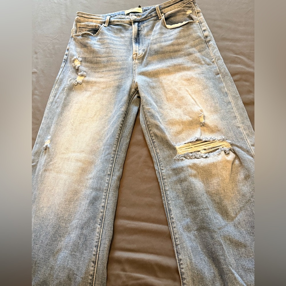Stylish Distressed Risen Jeans - Picture 2 of 7